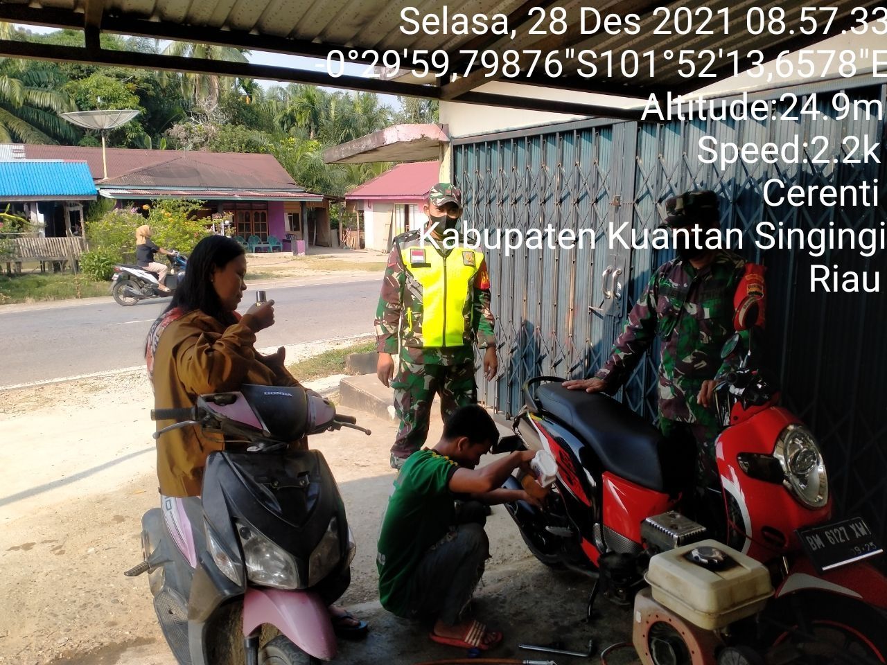 Kopda Mohammad Soleh Babinsa Koramil 06/Cerenti Dim 0302/Inhu Berikan Sosialisasi Serta Himbauan Kepada Warga Agar Patuhi Prokes Covid-19 di Kampung Baru