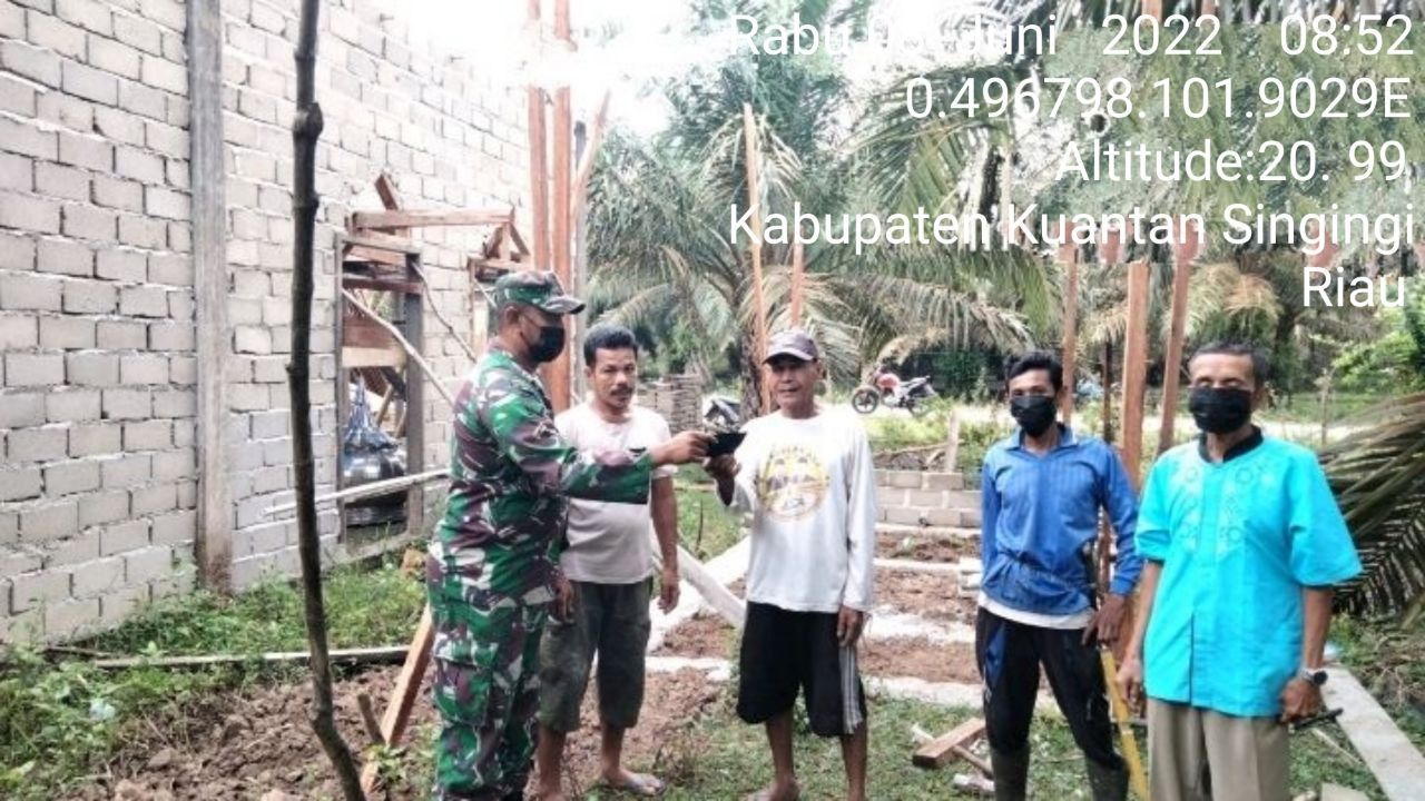 Serda Juanda Babinsa Koramil 06/Cerenti Kodim 0302/Inhu Bagikan Masker Kepada Warga Yang Tidak Menggunakan Masker Keluar Rumah