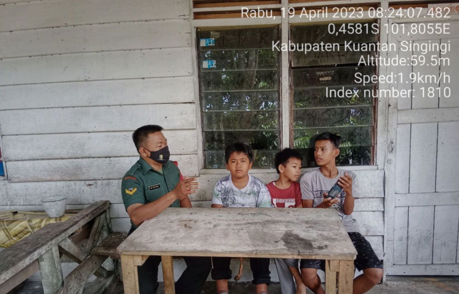 Babinsa Koramil 06/Cerenti Kodim 0302/Inhu Komsos Dengan Anak Didesa Binaan