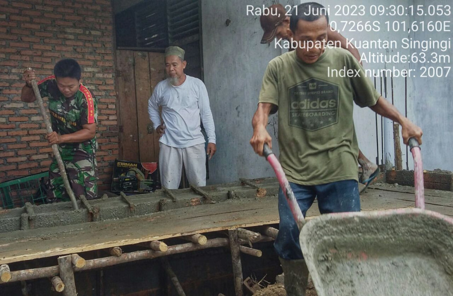 Rehab Mesjid, Babinsa Koramil 06/Cerenti Kodim 0302/Inhu Bergotong Royong Bersama Warga Desa Binaan