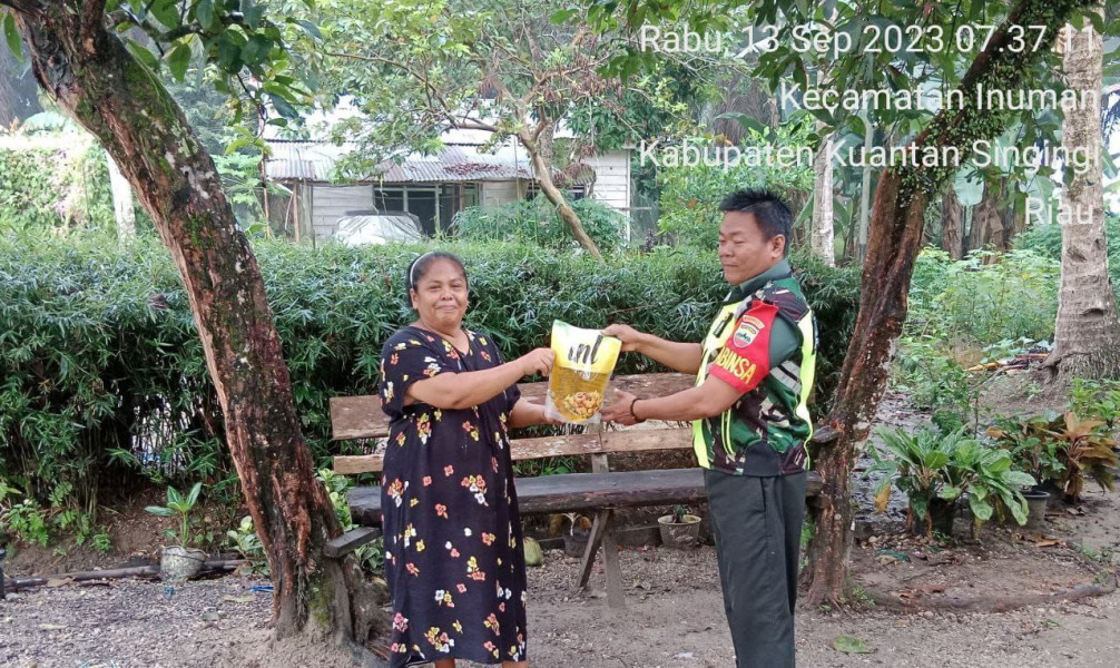 Babinsa Koramil 06/Cerenti Kodim 0302/Inhu Sertu Heriyus Saputera Memberikan Bantuan Sembako Untuk Warga Masyarakat di Desa Lebuh Lurus Kecamatan Inuman