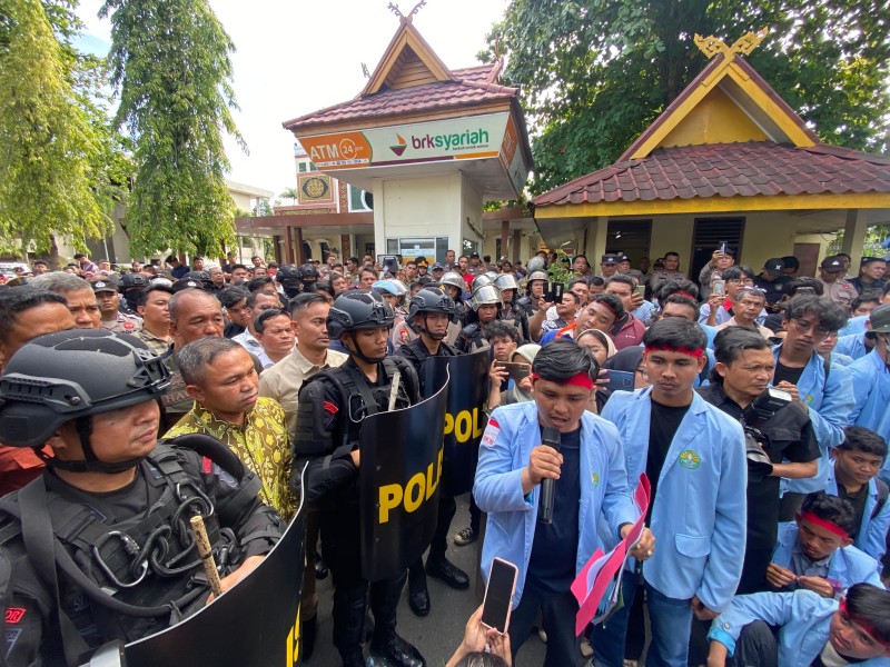 Gubernur Riau Temui Massa Aksi Unri, Janji Koordinasi Soal Rencana Pengadilan Militer di Dekat Kampus