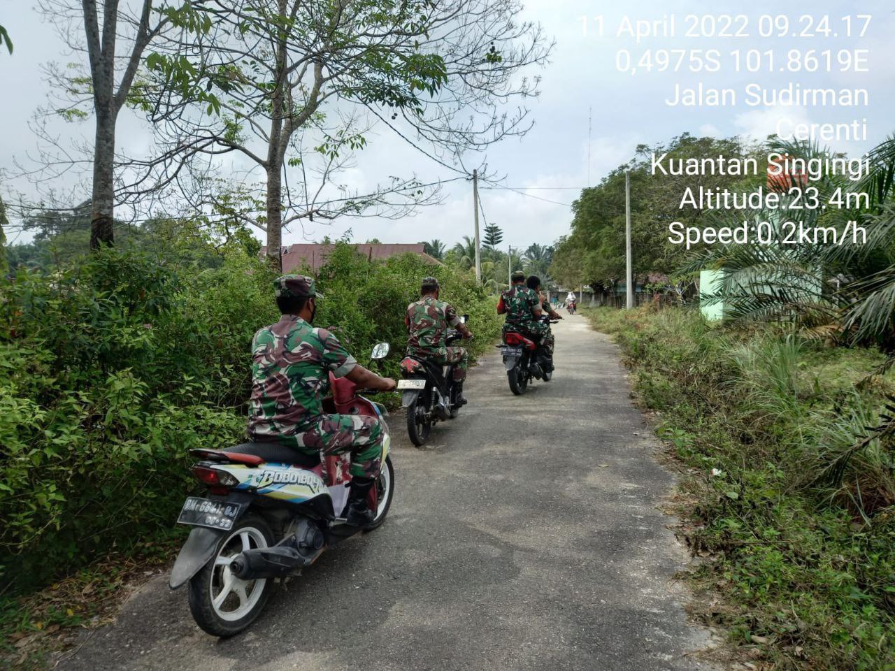 Babinsa Koramil 06/Cerenti Kodim 0302/Inhu dan Masyarakat Desa Tanjung Medan, Patroli Dan Sosialisasi Untuk Cegah Kebakaran Hutan Dan Lahan