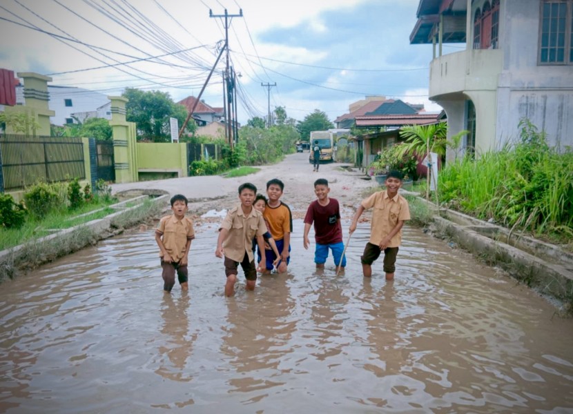 Kondisi Jalan Teladan Memburuk, Warga dan Pelajar Pekanbaru Minta Perbaikan Segera