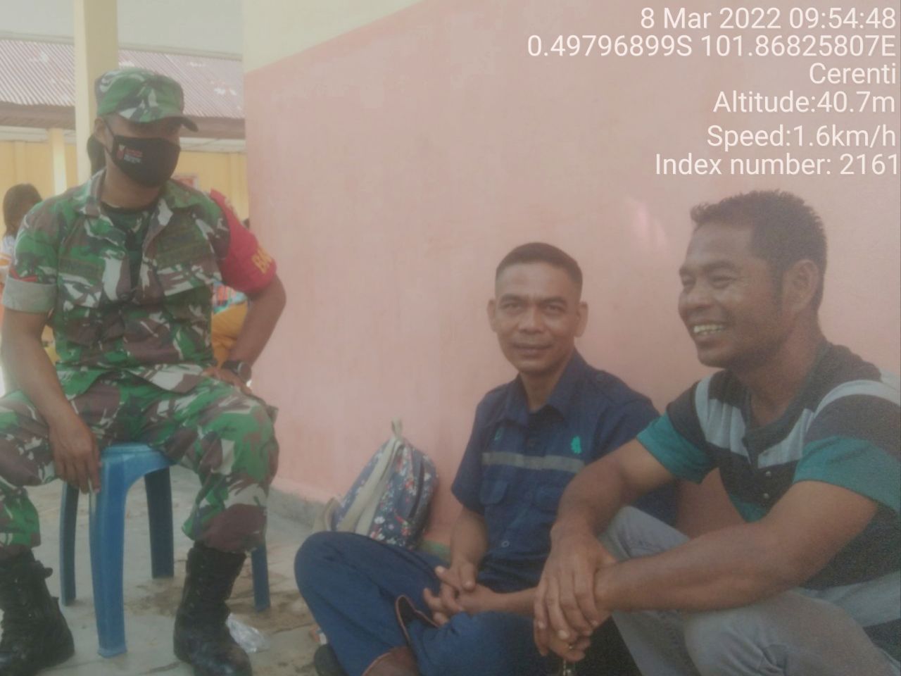 Babinsa Koramil 06/Cerenti Kodim 0302/Inhu Komsos Dengan Warga di Koto Peraku Kecamatan Cerenti Kabupaten Kuansing