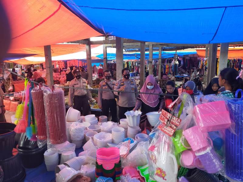 Kapolsek Bandar Sei Kijang Pimpin Sosialisasi Protokol Kesehatan di Pasar Tradisional