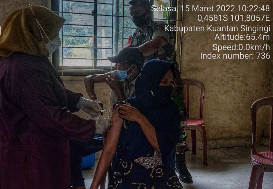 Babinsa Koramil 06/Cerenti Kodim 0302/Inhu Pantau Dan Dampingin Pelaksanaan Vaksin Covid-19 di Pulau Sipan Kecamatan Inuman Kabupaten Kuansing