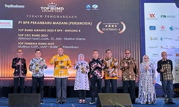 Pj Wali Kota Pekanbaru Muflihun Dianugrahi TOP Pembina BUMD 2023