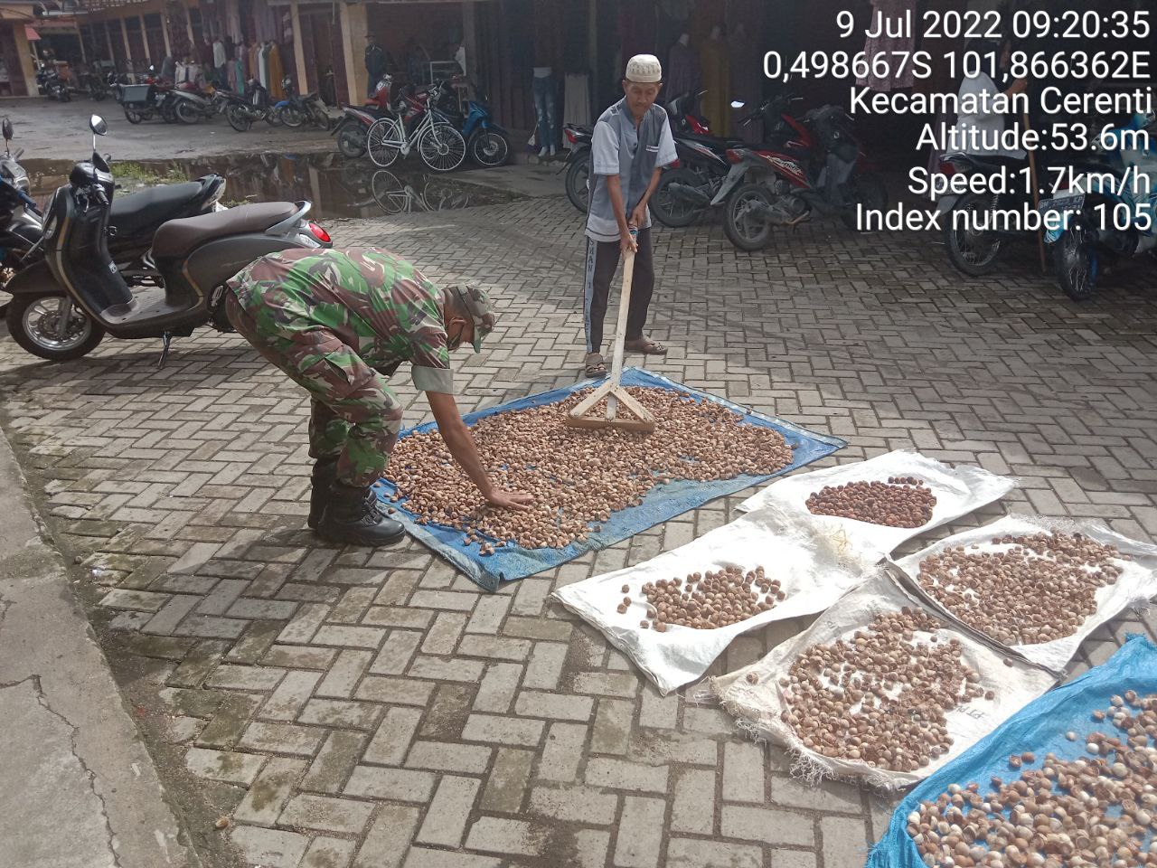 Babinsa Koramil 06/Cerenti Kodim 0302/Inhu Gotong Royong Bantu Warga Jemur Pinang