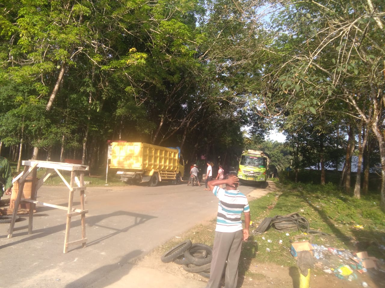 Masyarakat Kenegerian Kopah Blokade Jalan Lintas Benai-Kukok Ulah Perlakuan PT. Duta Palma Nusantara Tidak Memikirkan Masyarakat Tempatan