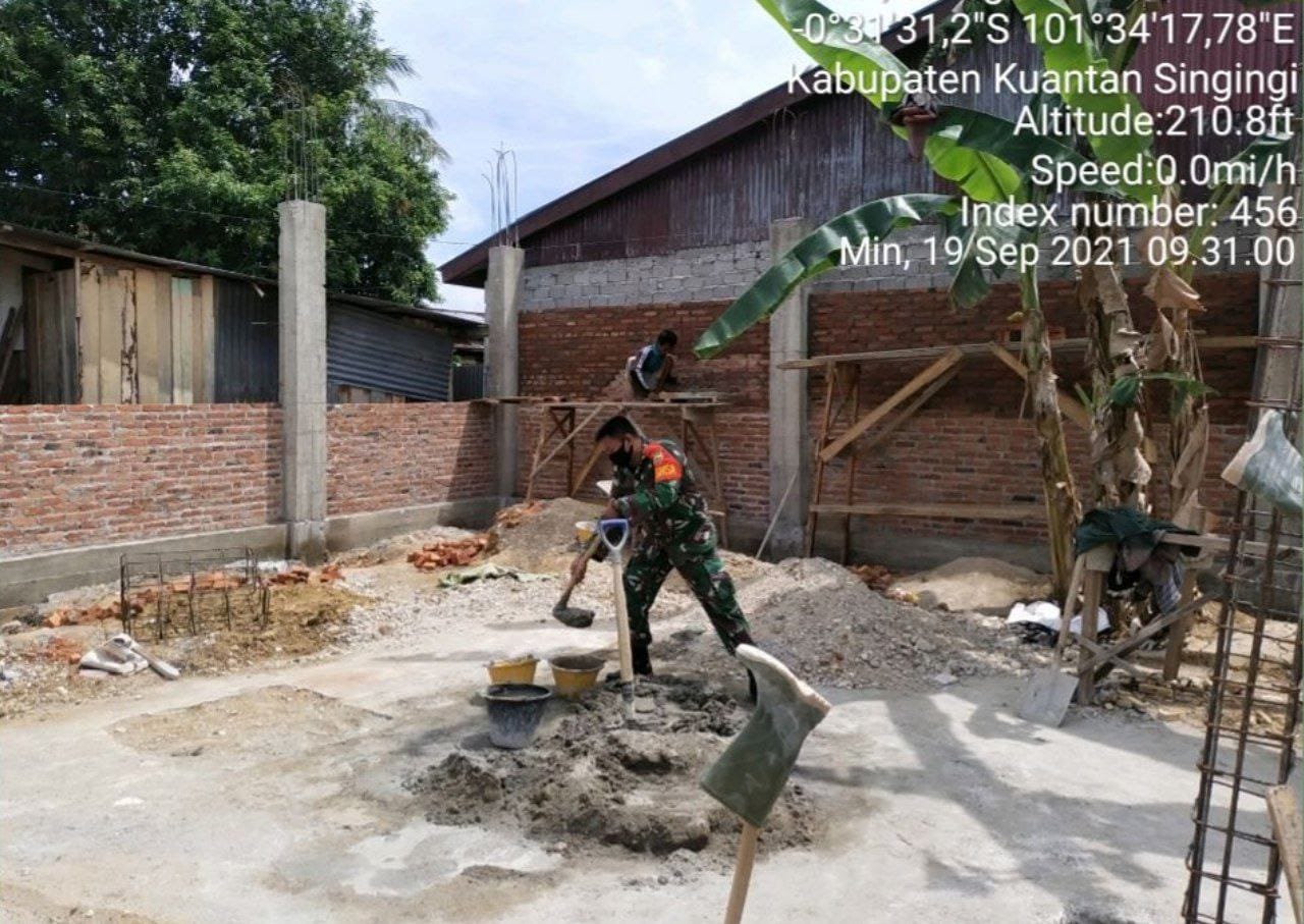 Jalin Kebersamaan Babinsa Koramil 06/Cerenti Kodim 0302/Inhu,Sertu Heriyus Saputera Bersama Masyarakat Gotong Royong