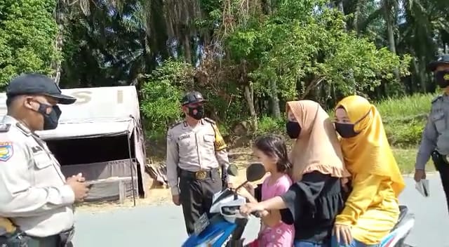 Patroli Polsek Kerumutan Imbau Pengguna Jalan Patuhi Prokes