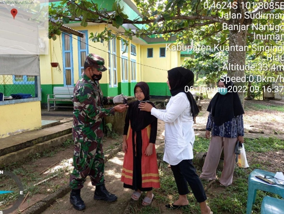Babinsa Koramil 06/Cerenti Kodim 0302/Inhu  Bagikan Masker Gratis Upaya Memperkecil Penyebaran Virus Covid-19 di Banjarnantigo