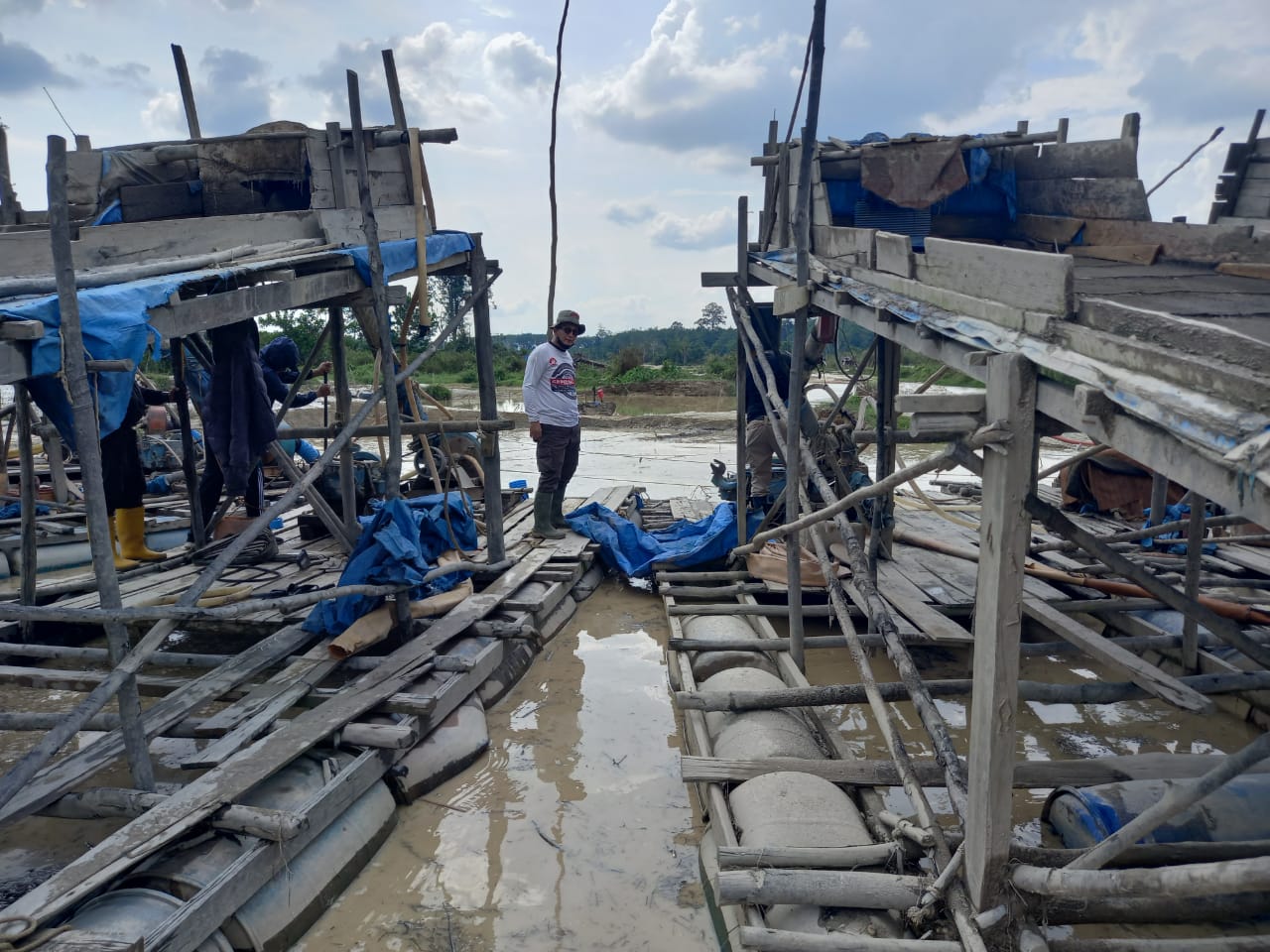 Polsek Cerenti Kuansing Riau Menyusuri Jalan Setapak Sejauh 1.5 KM  Dalam Giat  Penindakan PETI 