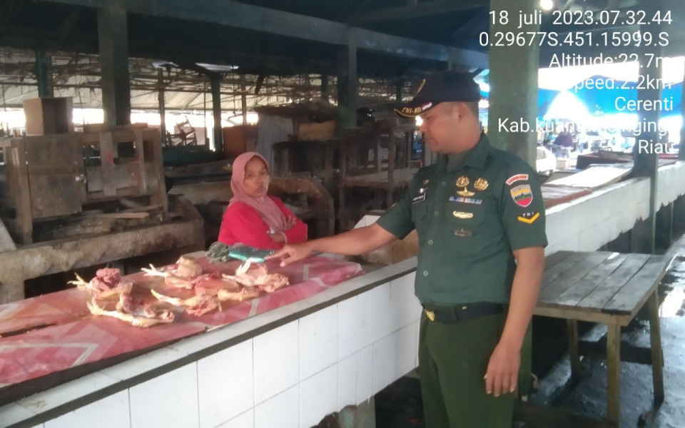 Babinsa Koramil 06/Cerenti Kodim 0302/Inhu Serda Dumen Siregar Selalu Pantau Perkembangan Harga Sembako