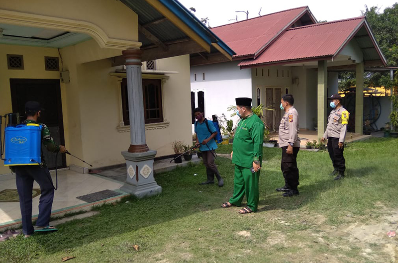 Polsek Bandar Sei Kijang Lakukan Penyemprotan Disinfektan di Rumah Penduduk
