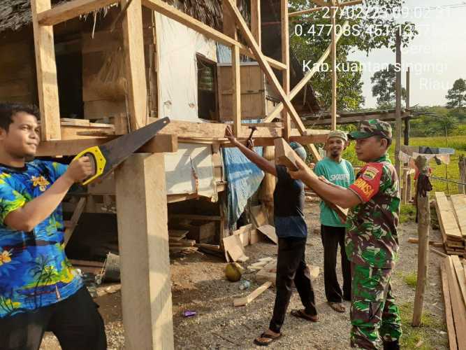 Sertu Edison Anggota Babinsa Koramil 06/Cerenti Kodim 0302/Inhu Bantu Warga Binaan Lanjutkan Pembuatan Dapur Warga