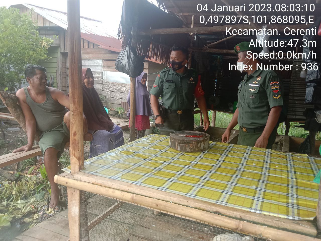 Di Desa Kompe Berangin Kecamatan Cerenti, Babinsa Koramil 06/Cerenti Kodim 0302/Inhu Berikan Sosialisasi Serta Himbauan Kepada Warga  Agar Patuhi Prokes Covid-19