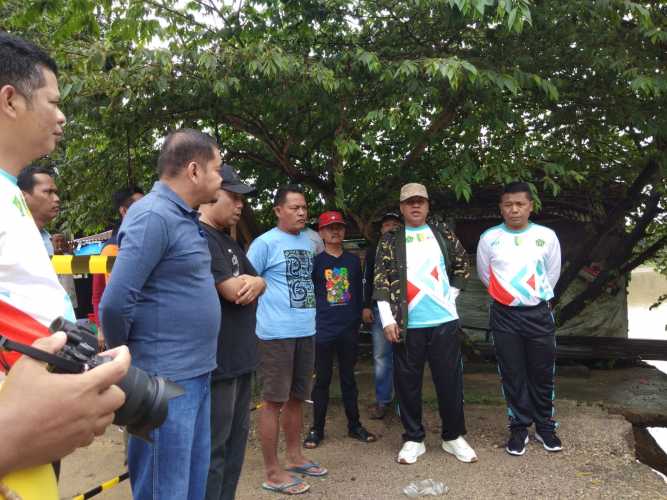 Jembatan Pulau Bungin Ambruk Akibat Hujan, Plt Bupati Tinjau Dan Instruksikan PUPR Perbaiki