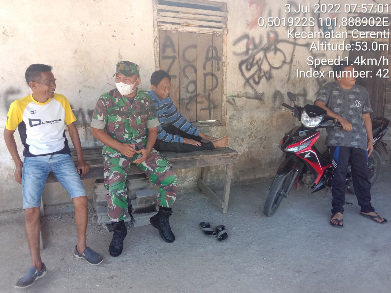 Sertu Efison Babinsa Koramil 06/Cerenti  Dim 0302/Inhu Komsos Dengan Warga Pulau Panjang Cerenti