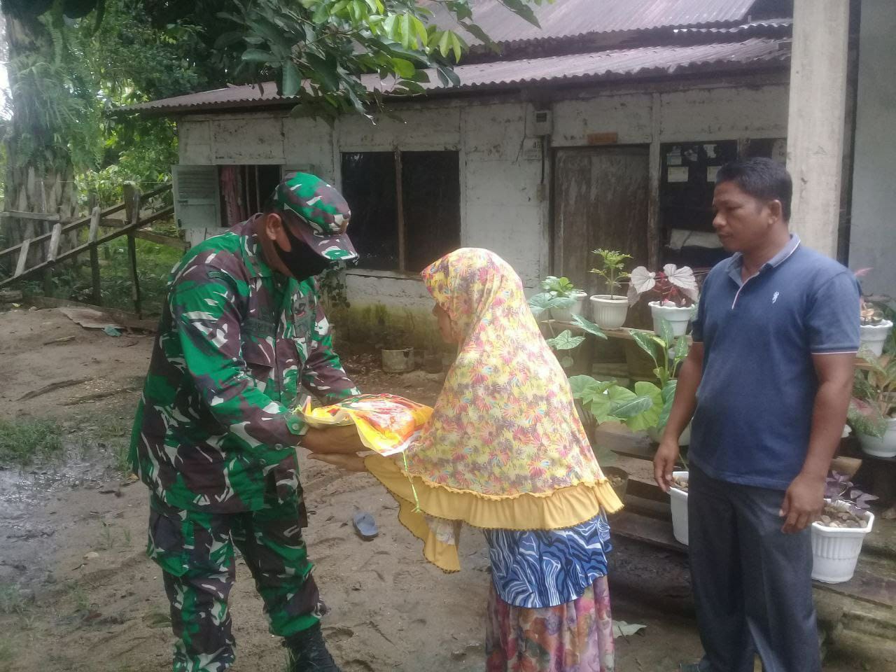 Pelda Harliswan Anggota Ramil 07/Kuantan Hilir Dim 0302/Inhu Bagi Sembako Kepada Warga Kurang Mampu Di Desa Padang Tanggung