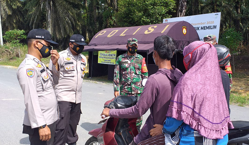 Polsek Kerumutan Bersama Koramil 15 KK Gencar Sosialisasikan Prokes