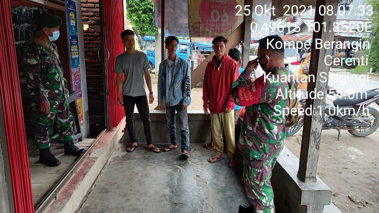 Serka M. Amin Angggota Koramil 06/Cerenti Kodim 0302 Inhu Berikan Himbauan Prokes Kepada Warga
