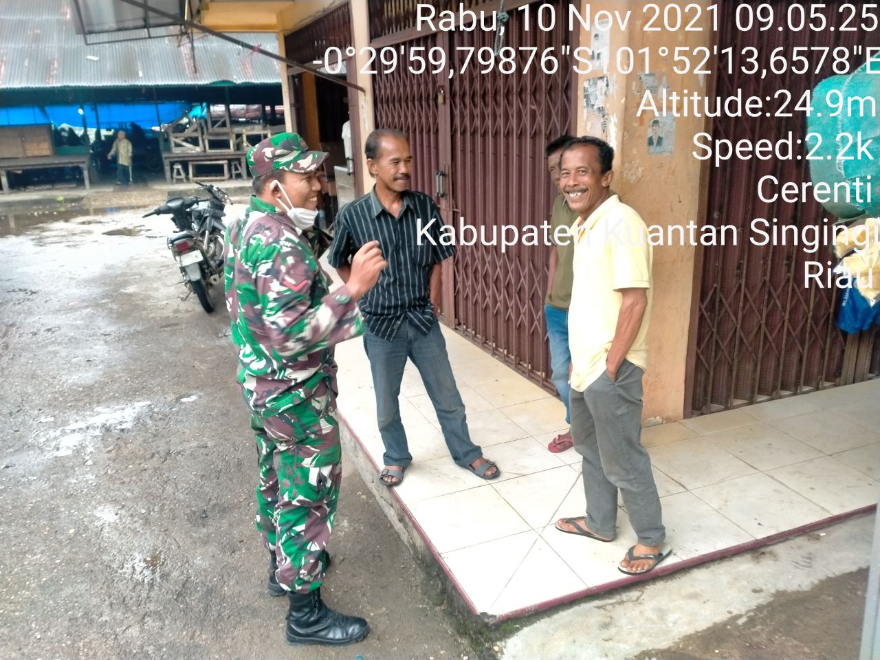 Kopda Mohamad Soleh Babinsa Koramil 06/Cerenti Kodim 0302/Inhu Melaksanakan Kegiatan Komsos Dengan Warga Binaan di Pasar Cerenti