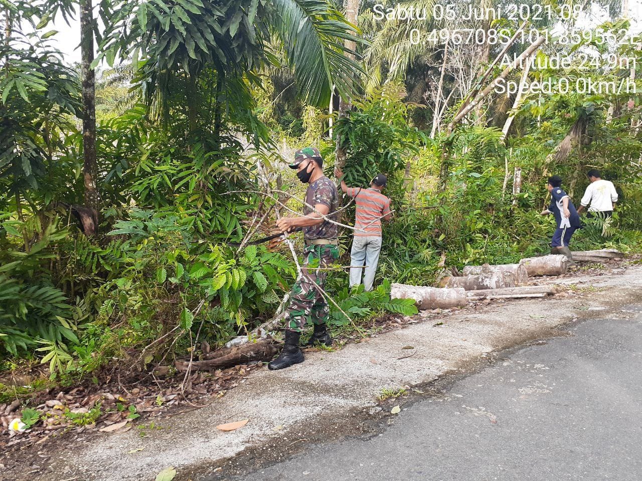 Babinsa Koramil 06/Cerenti Kodim 0302/Inhu Melaksanakan Gotong Royong di Desa Pulau Sipan Kecamatan Inuman