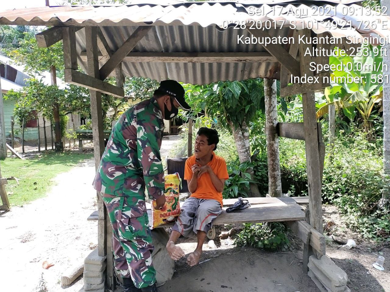 Babinsa Koramil 06/Cerenti Kodim 0302/ Inhu Babinsa Berikan Sembako Kepada Warga Desa Lebuh Lurus Kecamatan Inuman Kabupaten Kuansing