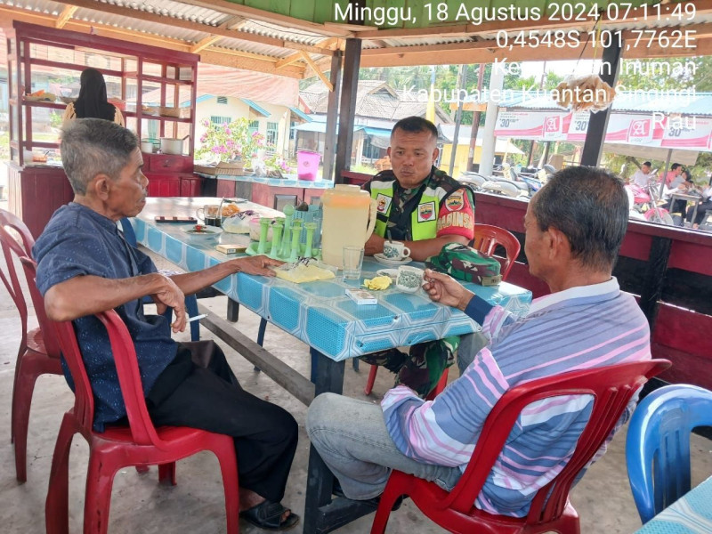 Babinsa Koramil 06/ Cerenti Kodim 0302/Inhu  Melakukan Kegiatan   Komsos di Desa Ketaping Jaya Kecamatan Inuman 