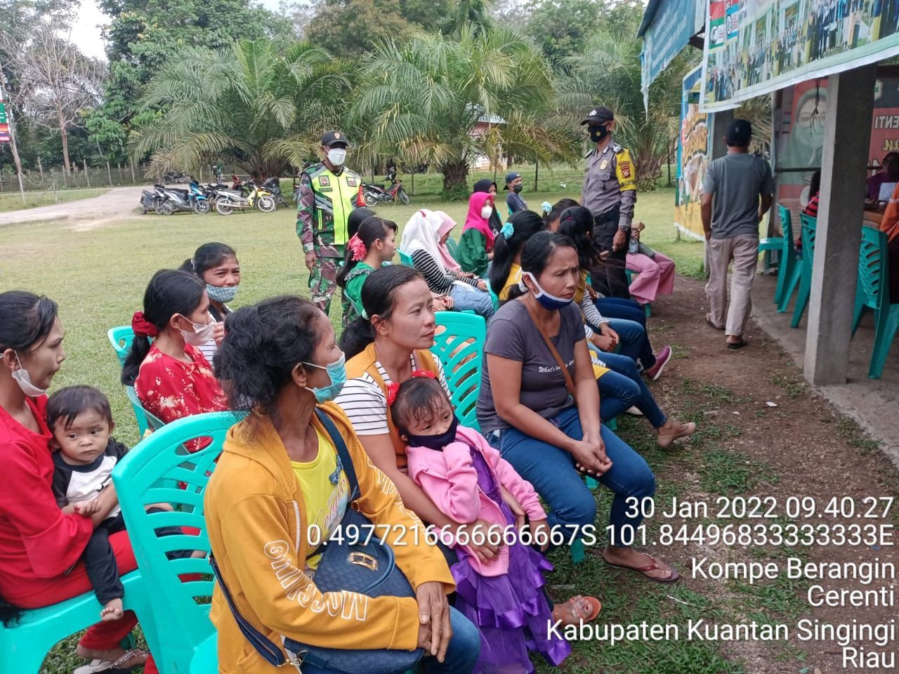 Serda Abdul Wahab Babinsa Koramil 06/Cerenti Kodim 0302/Inhu Dan Bhabinkamtibmas Polsek Cerenti Laksanaan Pendampingan Serbuan Vaksinasi  Di Puskesmas Cerenti 