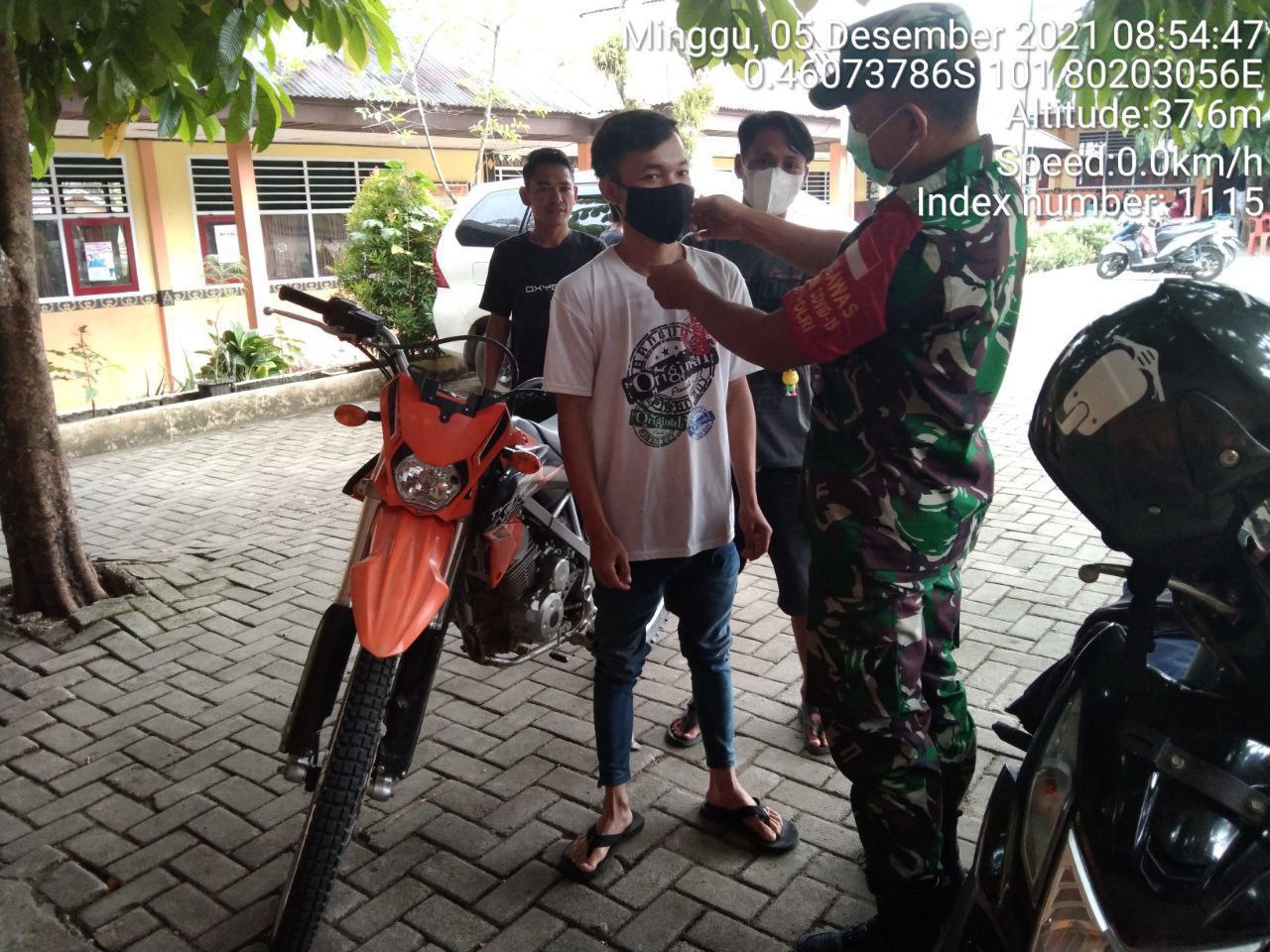 Sertu Efison Babinsa Koramil 06/ Cerenti  Kodim 0302/ Inhu  Bagikan Masker  Kepada Warga di Pasar Inuman Kecamatan Inuman Kabupaten Kuansing