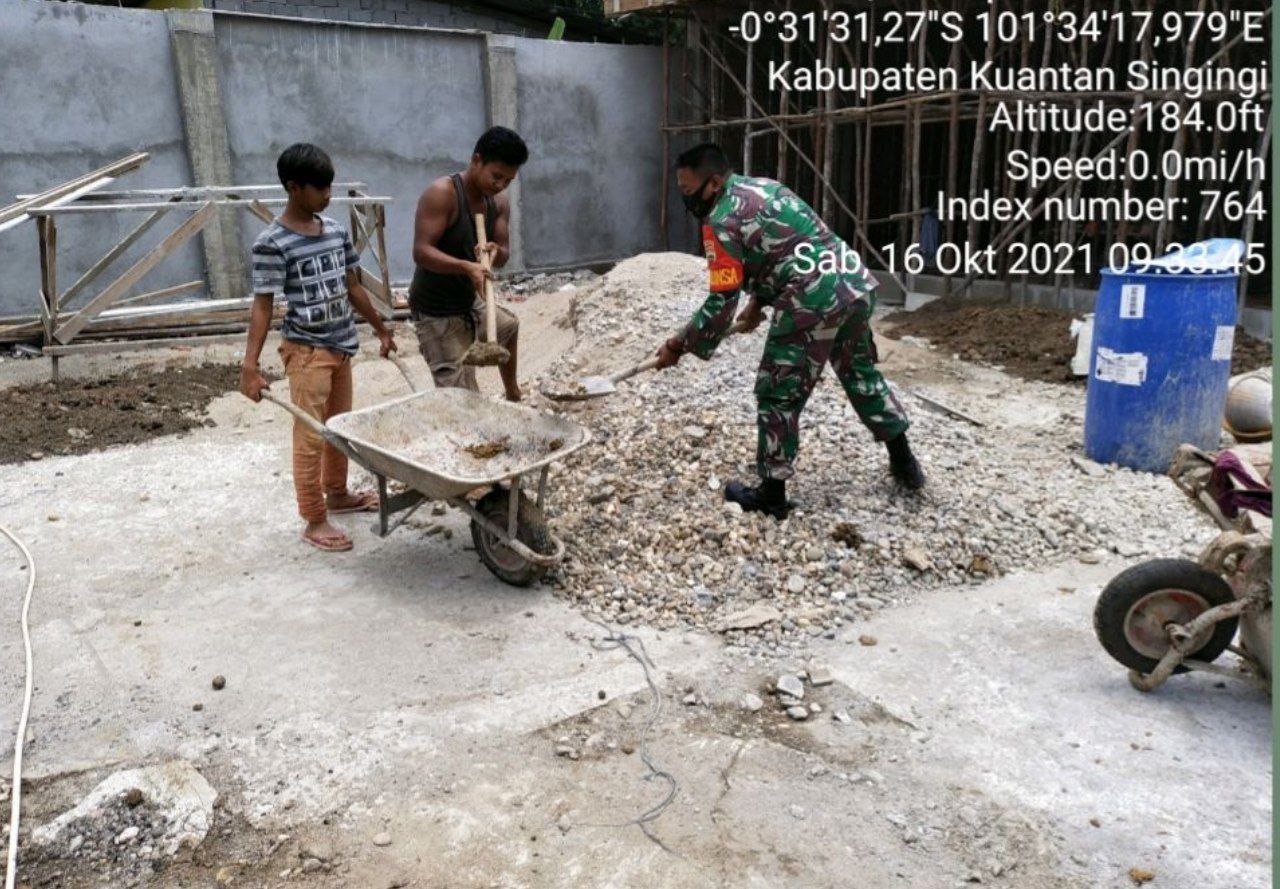 Babinsa Koramil 06 /Cerenti  Kodim 0302/ Inhu Bersama Masyarakat Gotong Royong di Seberang Pulau Busuk Kecamatan Inuman 