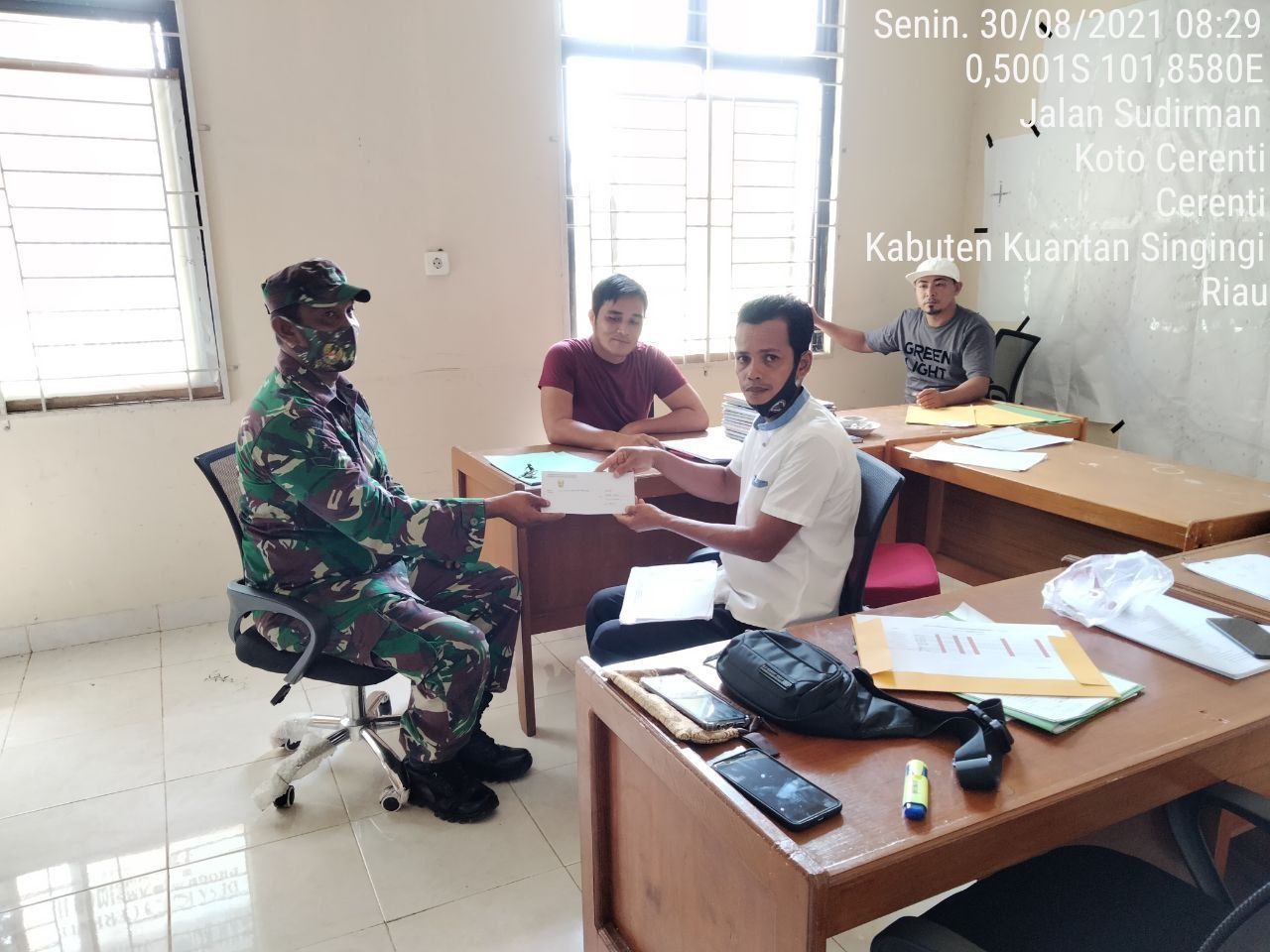 Babinsa Koramil 06 /Cerenti Dim 0302/Inhu Komsos Dengan Perangkat Desa di Koto Cerenti Kecamatan Cerenti