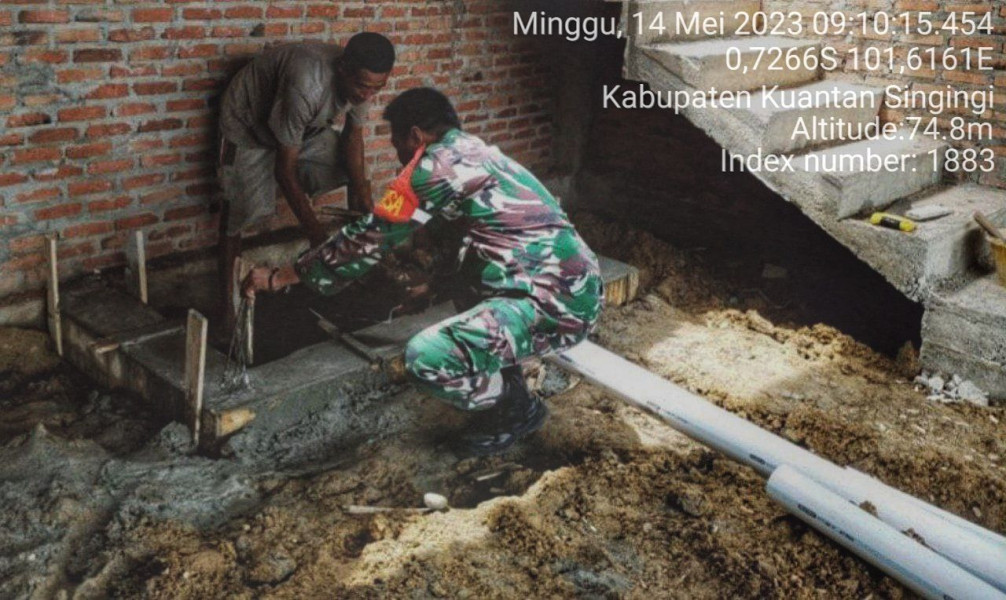 Sertu Heriyus Saputera Babinsa Koramil 06/Cerenti Kodim 0302/Inhu Gotong Royong Dengan Masyarakat