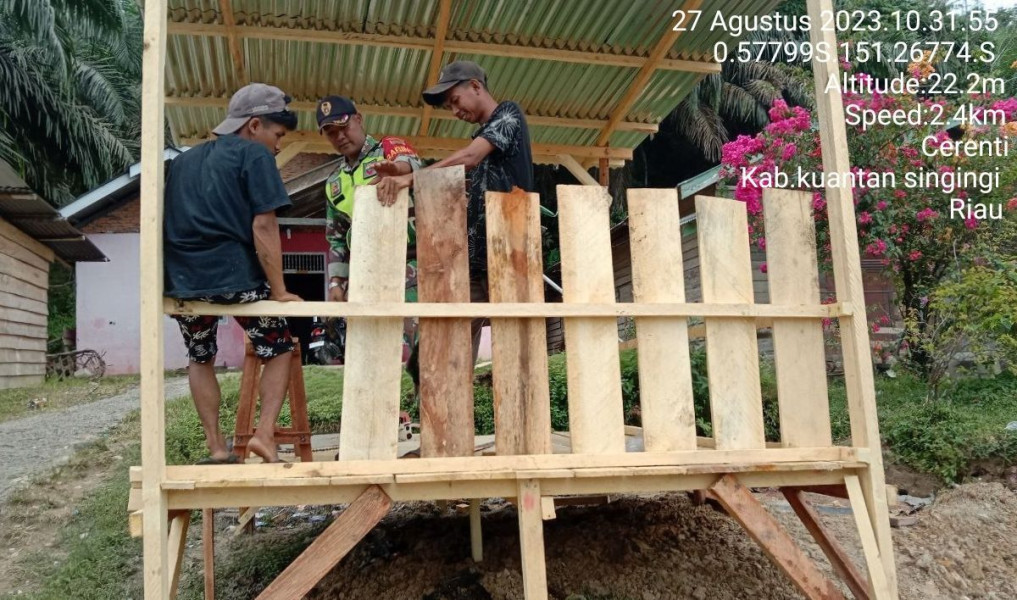 Babinsa Koramil 06/Cerenti  Kodim 0302/Inhu Bergotong Royong Dengan Masyarakat Membantu Membangun Warung Milik Warga Desa Koto Cerenti Kecamatan Cerenti