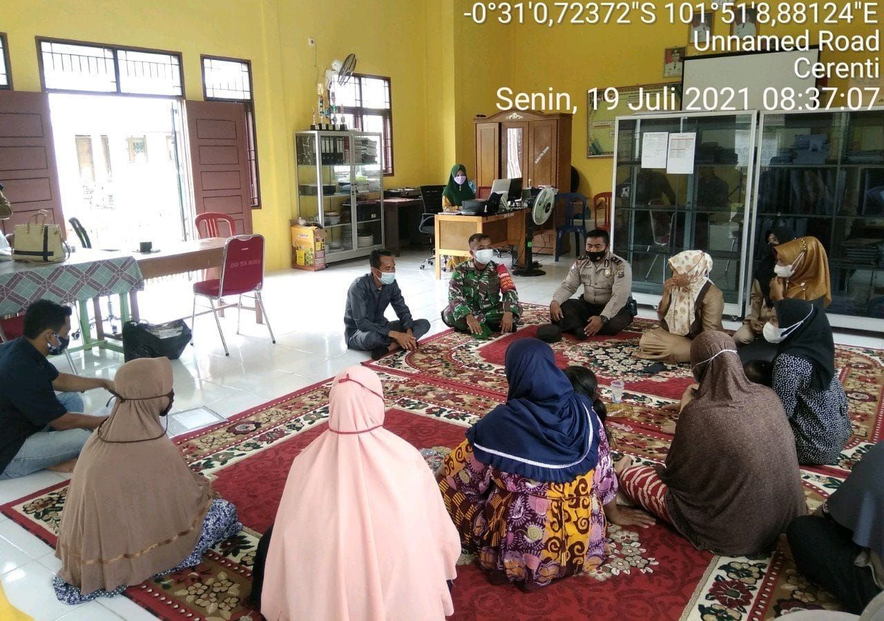 Dukung Pembangunan Desa Babinsa Koramil 06/Cerenti Dim 0302/Inhu Musyawarah Desa Diwaktu Pandemi Covid-19.