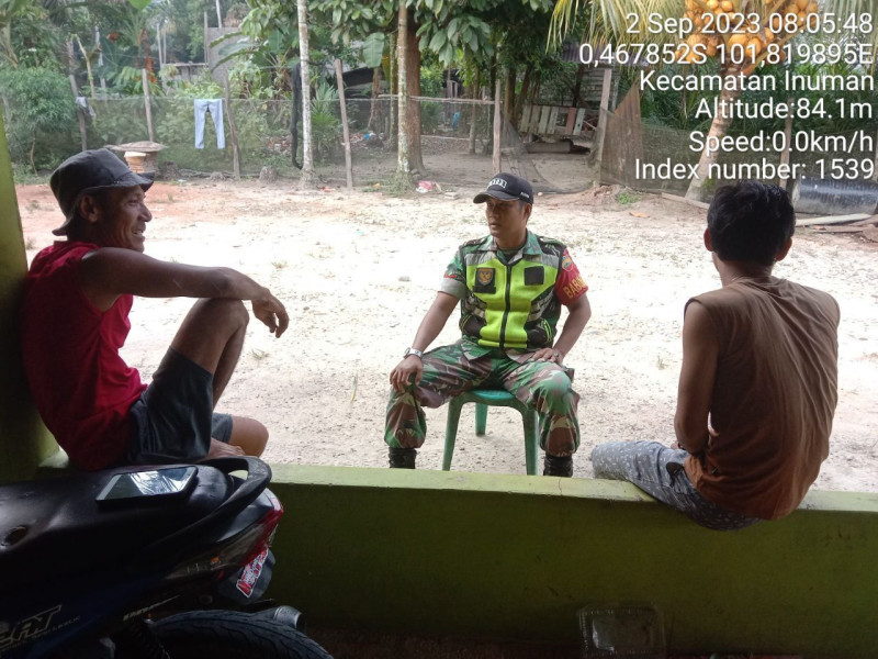 Jalin Hubungan Silaturahmi Dengan Baik Babinsa Koramil 06/Cerenti Kodim 0302/Inhu Lakukan Komsos Di Kampung Pancasila