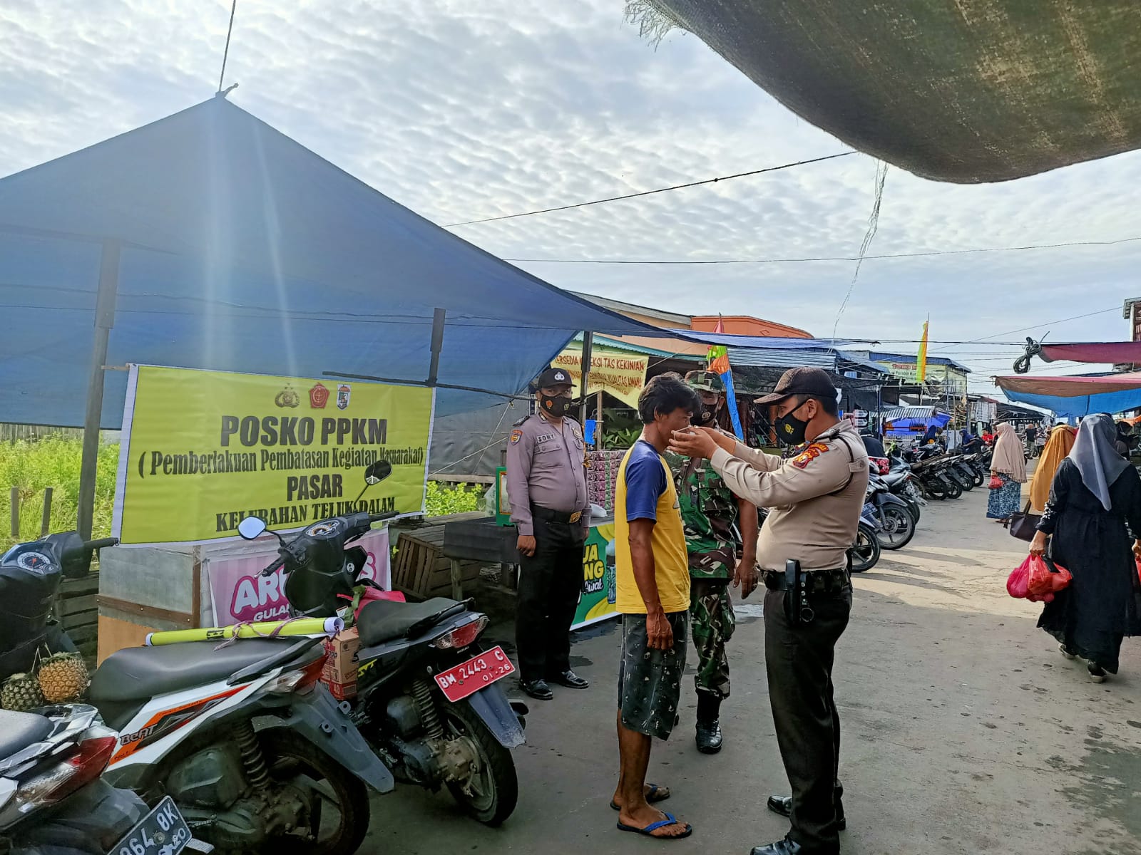 Tekan Penularan Covid-19, Polsek Kuala Kampar Terapkan Posko PPKM di Pasar