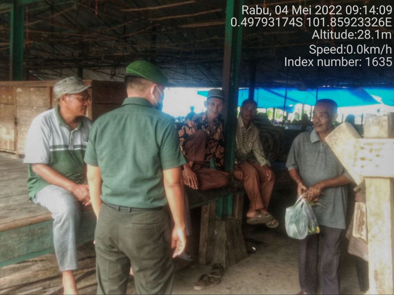 Dihari Raya Idul Fitri Ketiga, Babinsa Koramil 06/Cerenti Kodim 0302/Inhu Komsos Dengan Warga