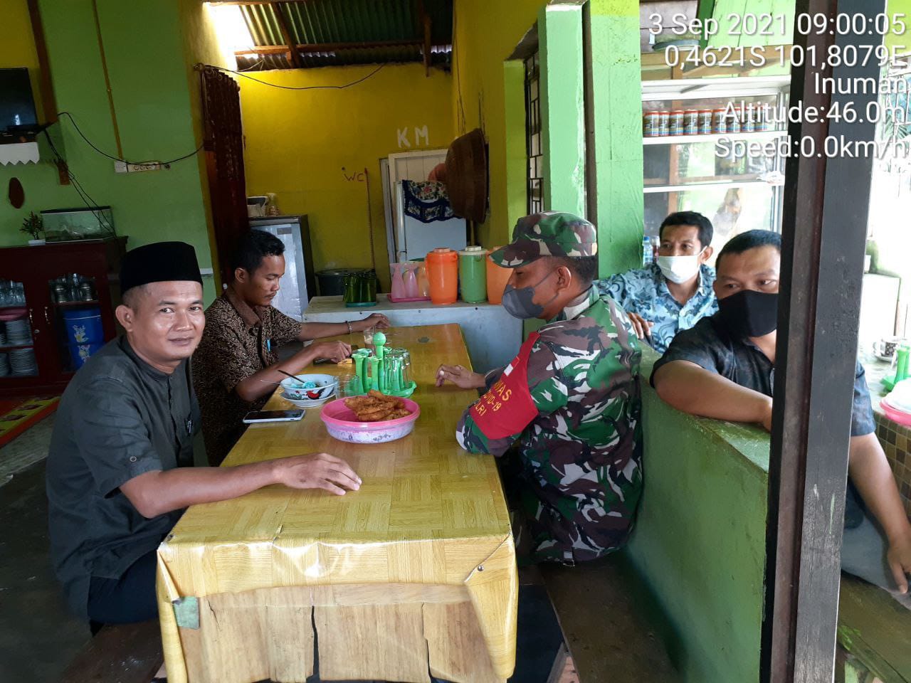 Babinsa Koramil 06/Cerenti Dim 0302/Inhu Komsos Dengan Warga Desa Seberang Pulau Busuk Kecamatan Inuman