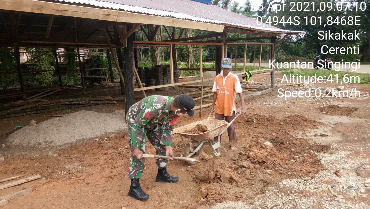 Babinsa Koramil 06/Cerenti Dim 0302/Inhu Bantu Warga Bangun Kandang Ternak Sapi