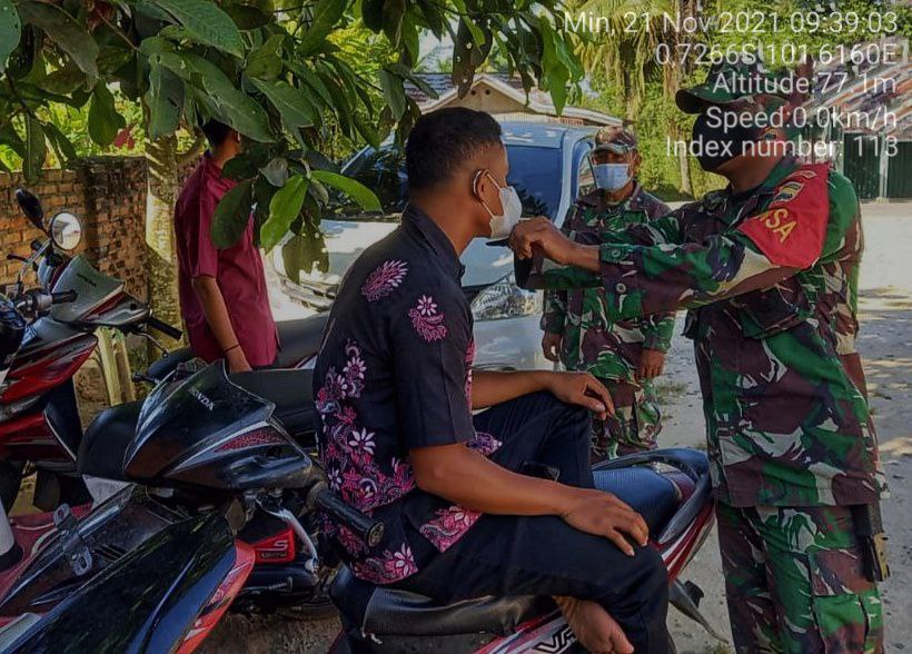 Anggota Babinsa Koramil 06 Cerenti Kodim 0302 Inhu Bagikan Masker Untuk Masyarakat di Desa Pulau Panjang Cerenti Kecamatan Cerenti