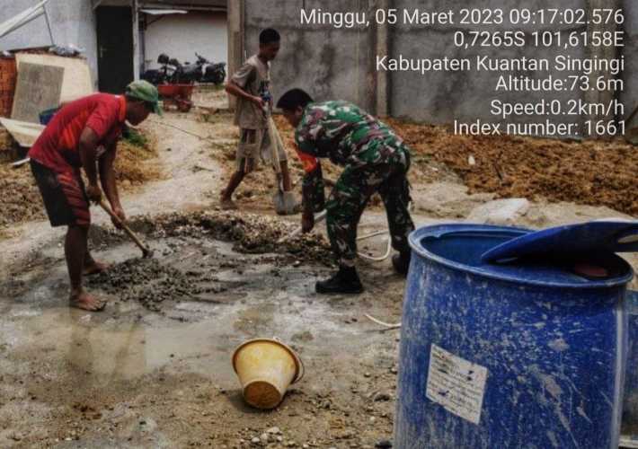 Sertu Heriyus Saputera Babinsa Koramil 06 /Cerenti Kodim 0302/ Inhu Gotong Royong Membantu Masyarakat