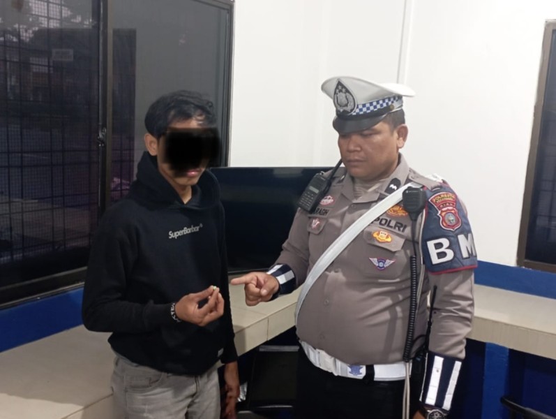 Tak Pakai Helm, Pemotor Tertangkap Buang Ekstasi di Depan Polisi