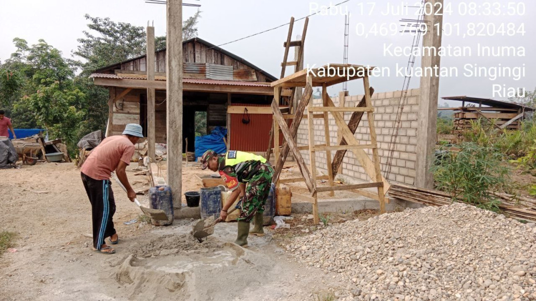 Babinsa Koramil 06/ Cerenti Kodim 0302/Inhu Bahu-membahu Bersama Masyarakat Membantu Membangun Rumah Warga Desa Koto Inuman 