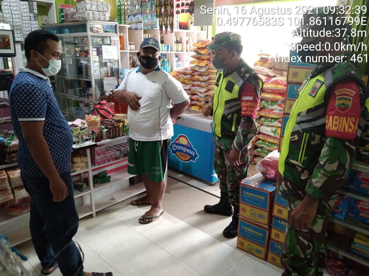 Babinsa Koramil 06/Cerenti Dim 0302/Inhu, Sertu Efison dan Anggota Lainnya Berikan Sosialisasi Serta Himbauan Kepada Warga Agar Patuhi Prokes Covid-19