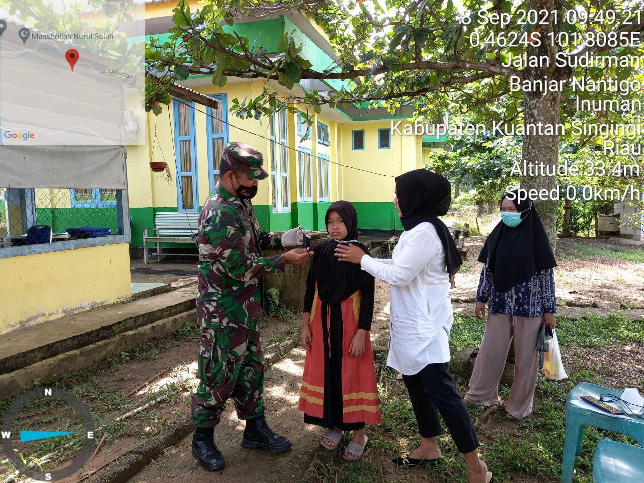 Cegah Penyebaran Covid-19, Babinsa Serda Dumen Siregar Beri Dan Pasangkan Masker Kepada Warga Desa Binaanya