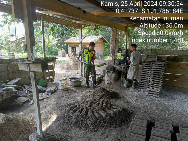 Babinsa Koramil 06/Cerenti  Kodim 0302/Inhu Membantu Membuat Batako Bersama Warga Desa Sigaruntang Kecamatan Inuman 
